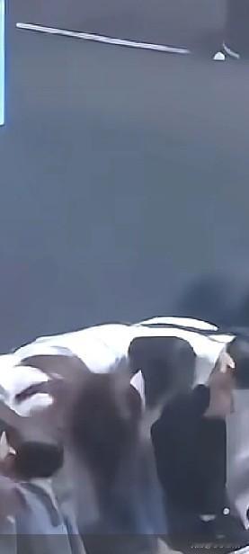 唯一弯腰不捂胸口的团队！
     当大多数明星以露博眼球，刀郎团队却是衬衣牛仔