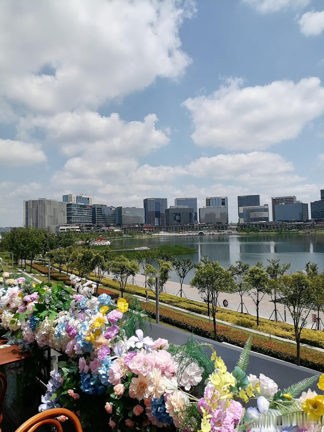 随手拍下初夏美景夏日的晴天是那么的美，如果眼前的湖光城市透过晴朗的天空，那种美可