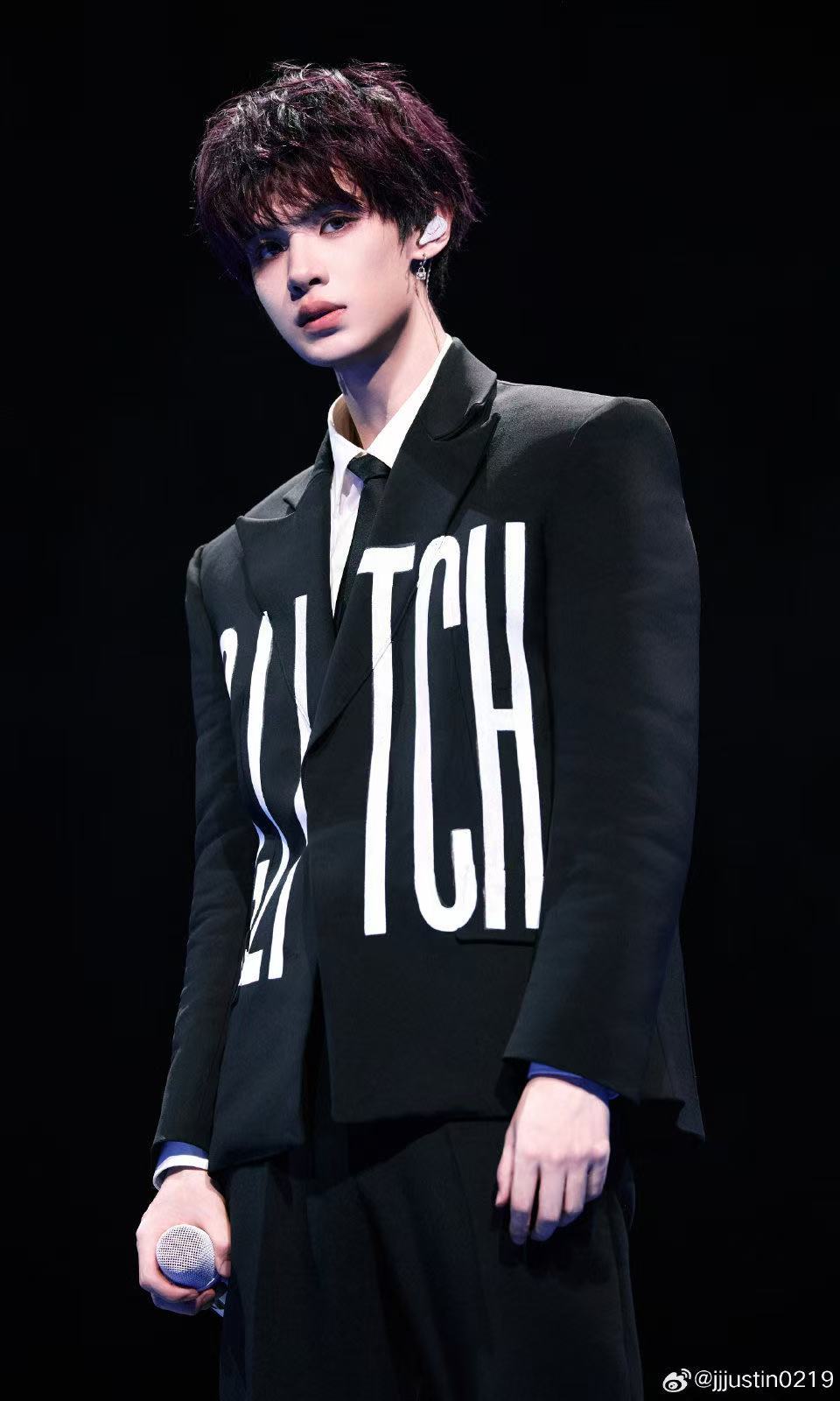 马思纯白客给黄明昊唱偶练主题曲 马思纯和白客真的太宠了，为了给黄明昊惊喜，在路演