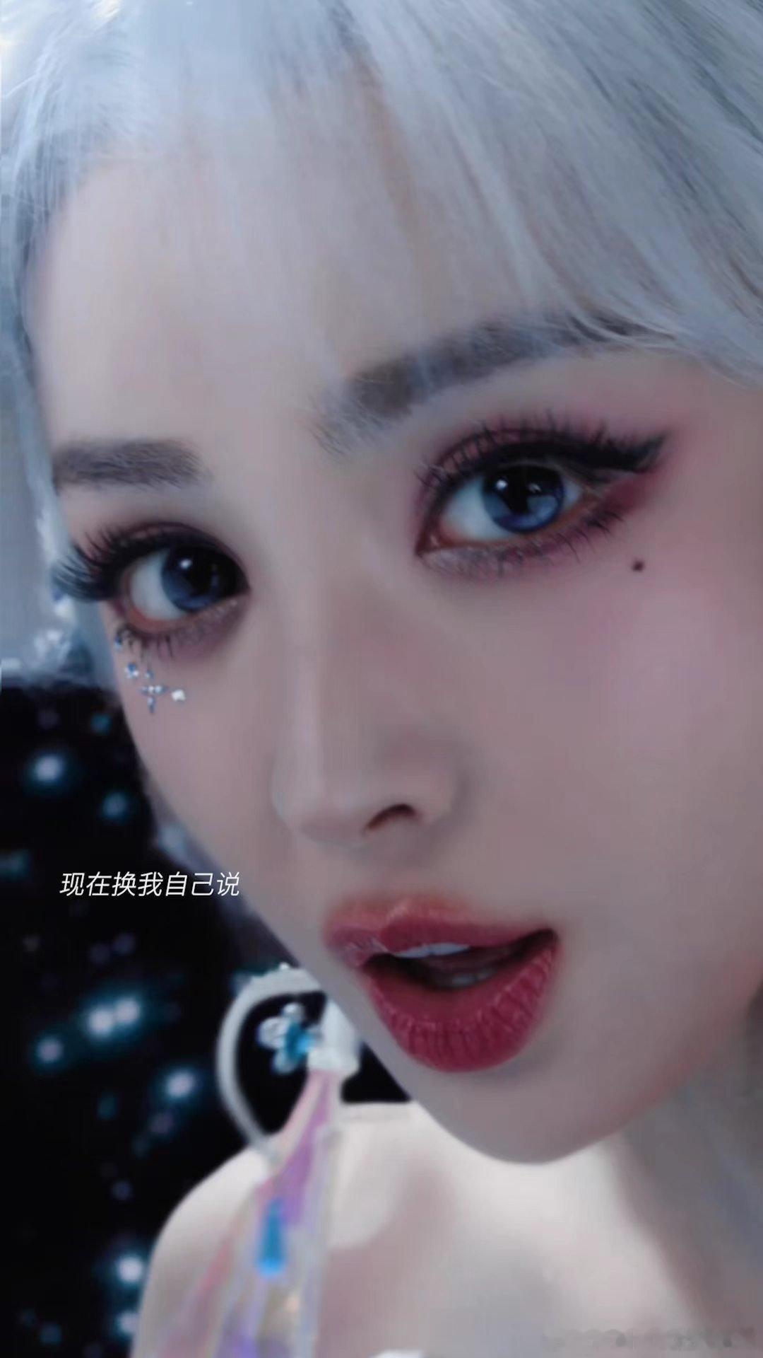 娜扎银发COS和平幻音九尾银白长发衬精致狐耳皇冠，流光裙身灵动耀眼，娜扎兼具仙气