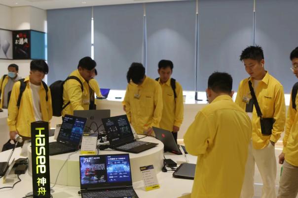 小伙伴都说说自己的第一台笔记本电脑是什么品牌？
我反正是神舟精盾K470，并且因