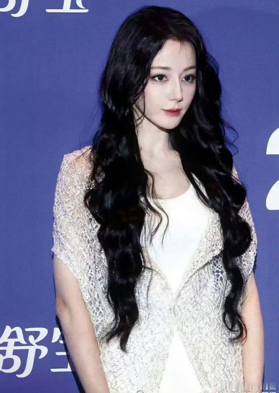 不理解但是想问一下。。。迪丽热巴这个造型设计是啥啊吊带加针织衫？！ ​​​