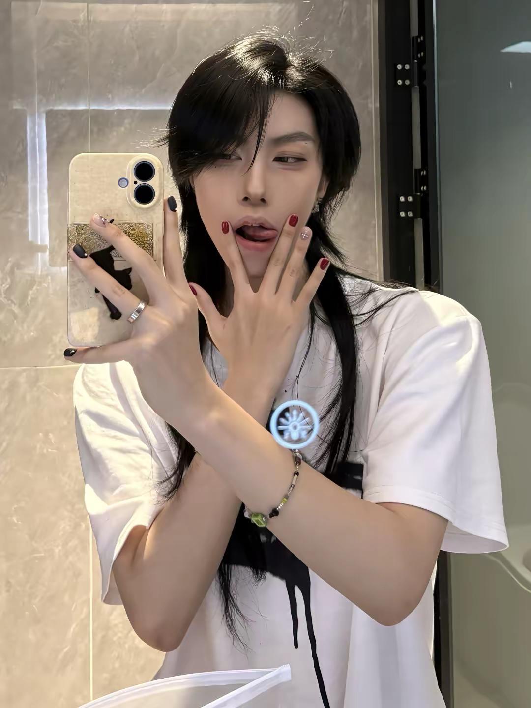 宝宝 即使我美甲带钻你也愿意吗。长发t le