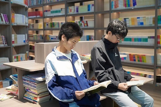 读书 很多时候我们以为读书是为了应付考试、增长见识，后来才慢慢明白，读书真正的意