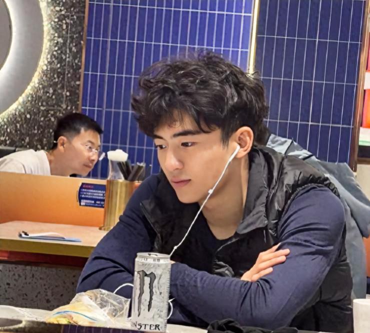 张柏芝陷千万合约纠纷庭审落泪，18岁谢振轩从国外赶回，机场、法院外挺身隔镜头护母