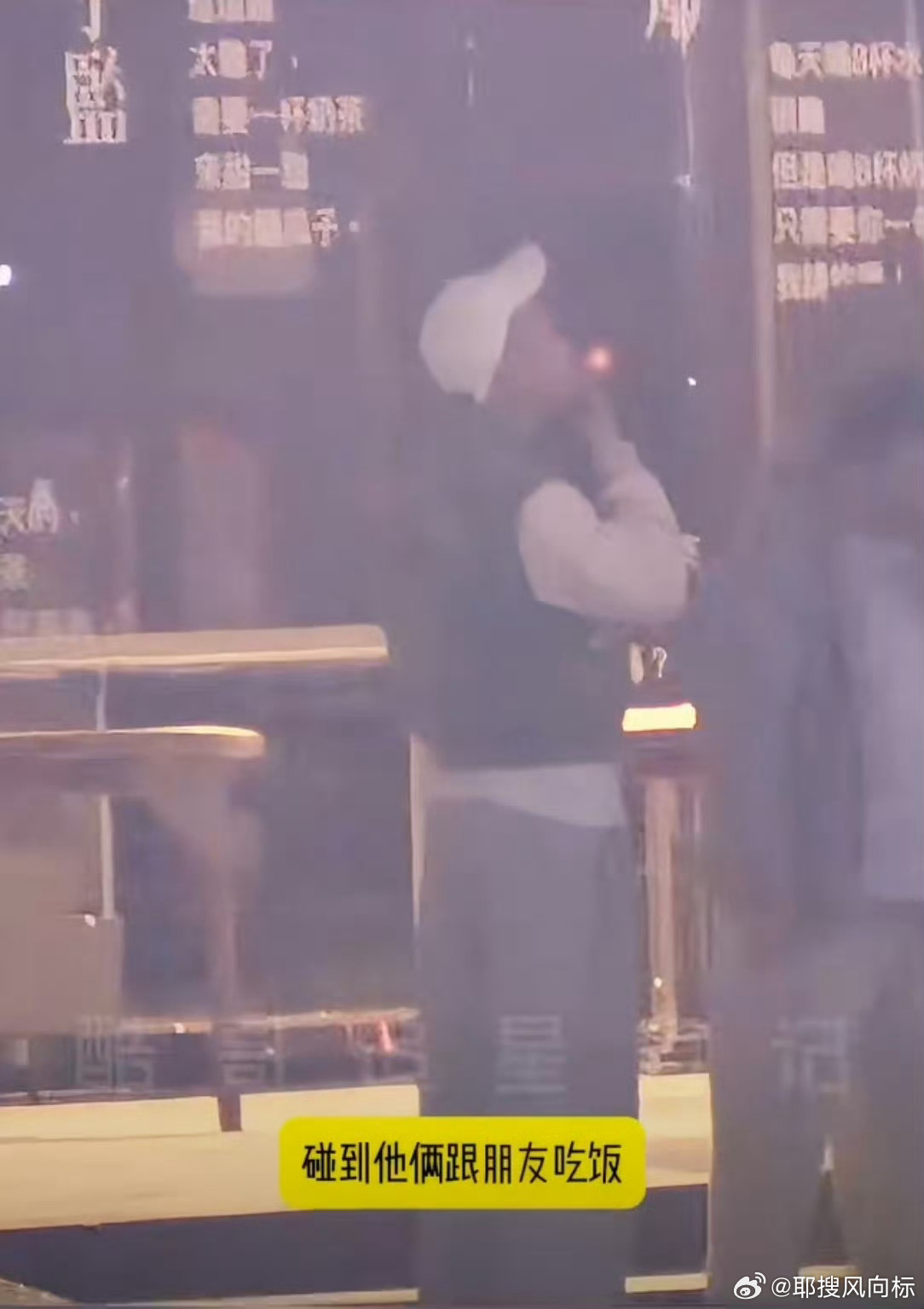 黄子韬把烟头丢花坛狗仔提醒黄子韬下回别把烟头丢花坛了！好家伙！黄老板这一看就是（