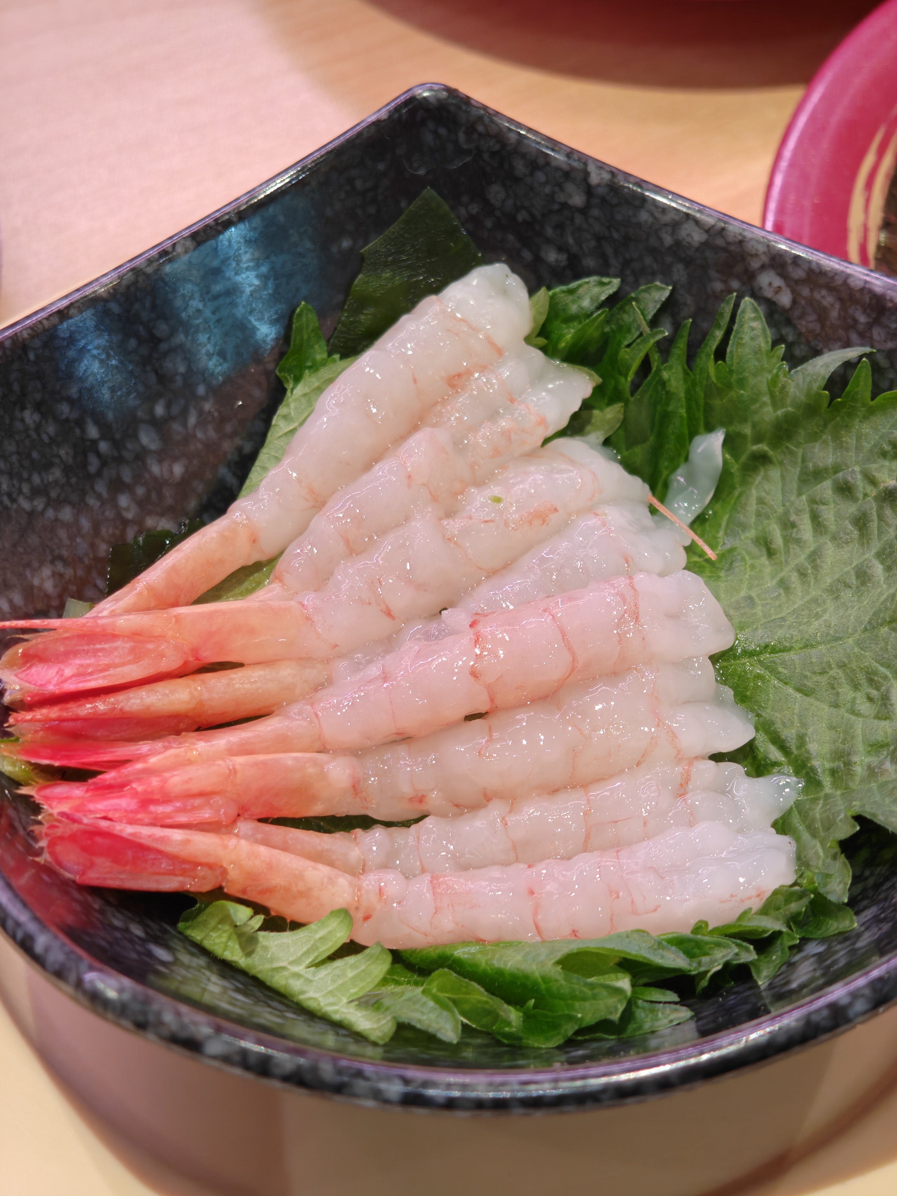 跟风去吃了一次寿司郎，说实话没吃懂。。。工作日饭点排队大概一小时左右（好像还是排