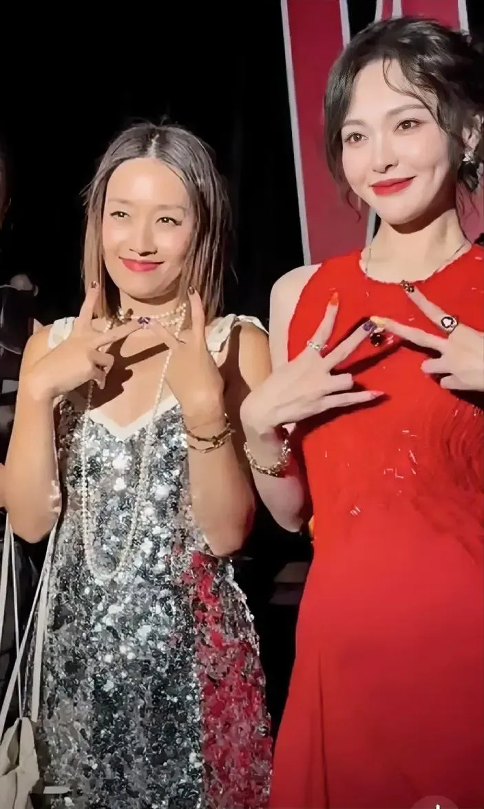婚姻是否幸福，看马伊琍和唐嫣的状态就知道了，说实话，一开始真没认出来唐嫣身边的那