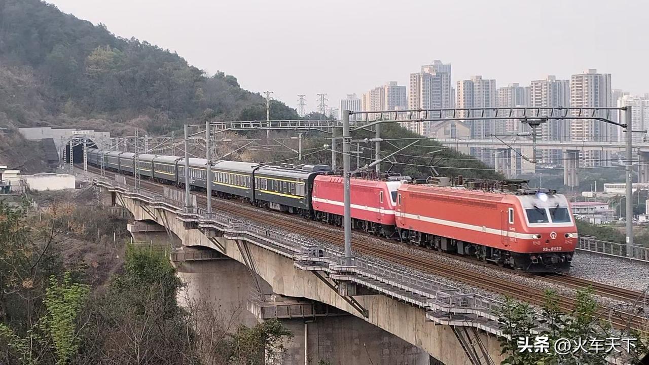 最近一段时间乌鲁木齐到重庆西的T380次列车在兰州到重庆西这段经常是两台机车，平