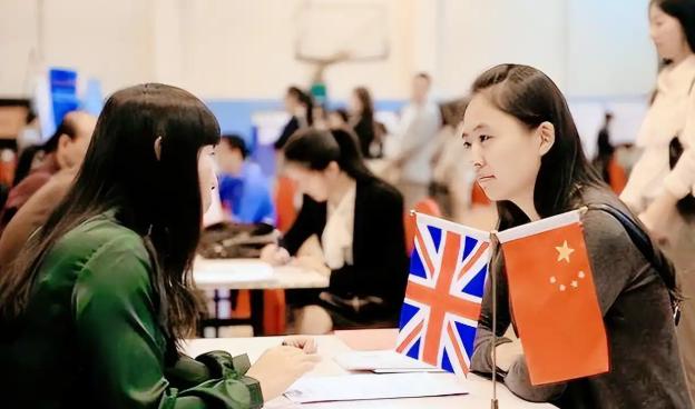都说中国留不住人才，精英都移民去了欧美，可奇怪的是，那些留在国内的"普通选手"们
