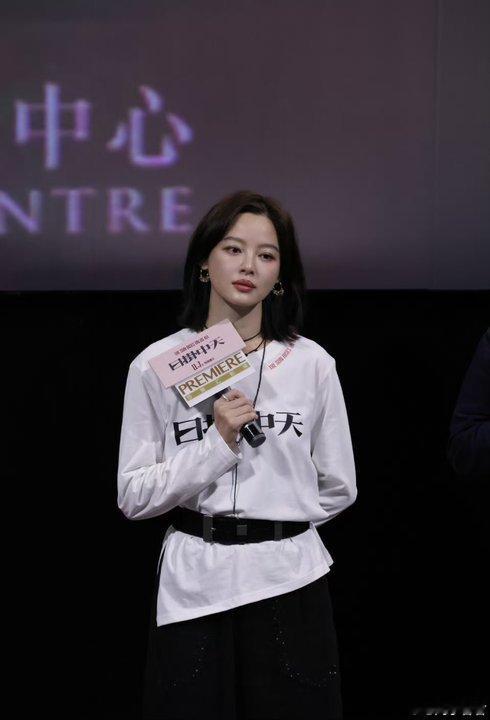 辛芷蕾紧急撤回一个比心刚看到就没了，原来是撤回了，也太可爱了吧！她从来都不刻意维