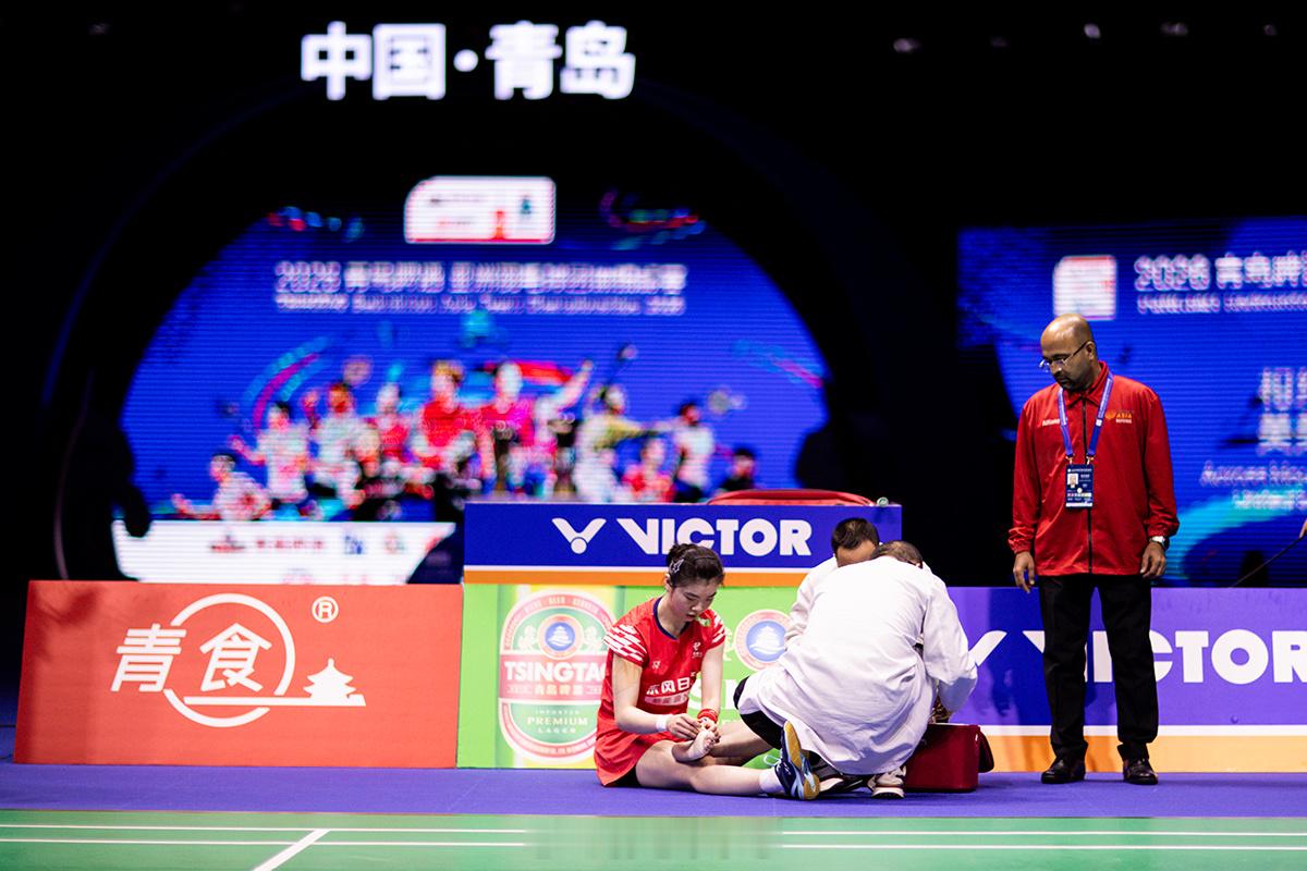 高昉洁 18比21、21比17、21比16战胜邱品蒨，为中国女队在半决赛中抢下首