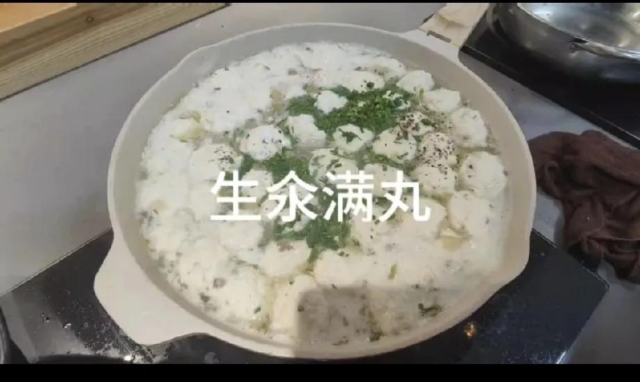 客家美食——汆豆腐丸
食材：正宗卤水老豆腐+ “猪油渣”碎末（油炸五花肉）+ 荸