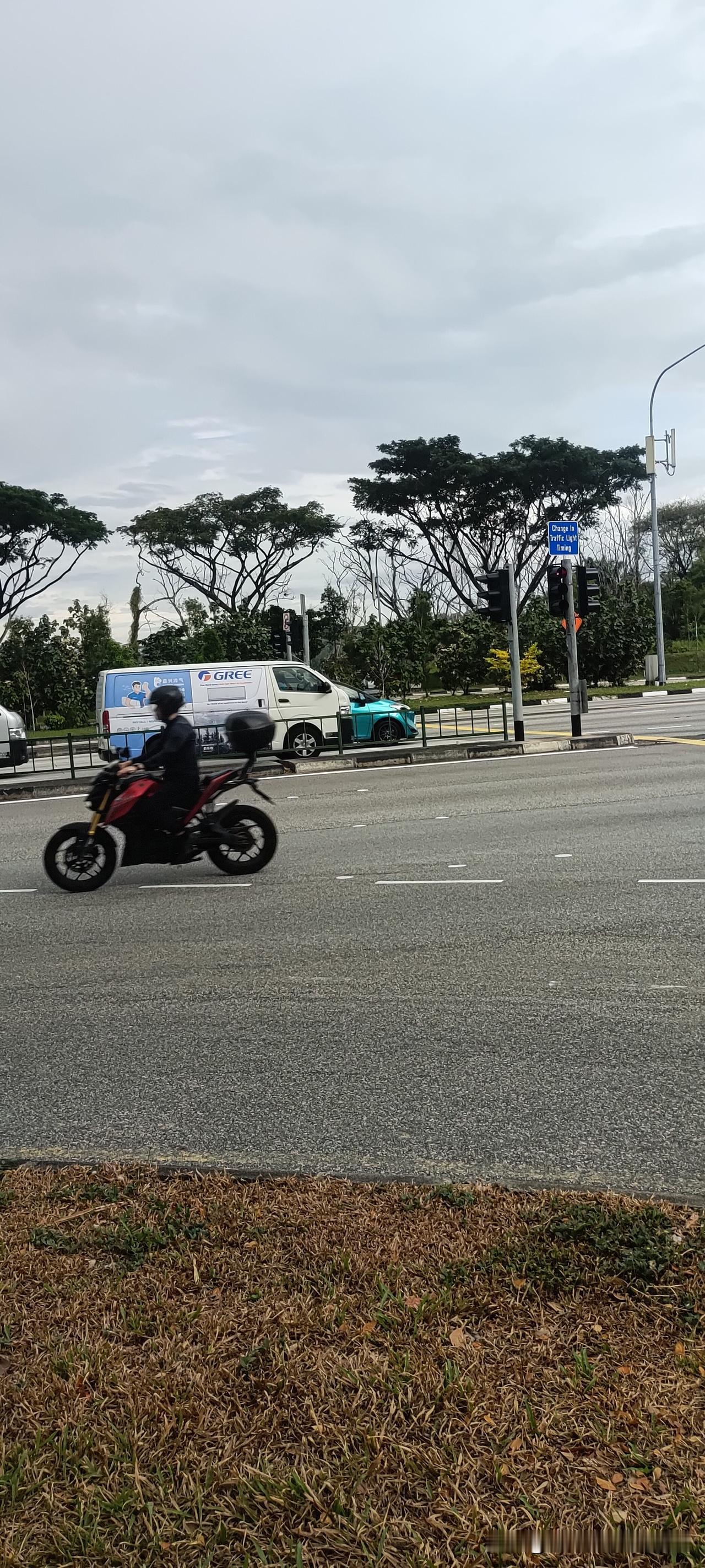 今天早上终于在新加坡的马路上看见了一辆跑着的格力售后服务工程车。于是我马上掏出格