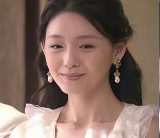 大S的一生，真的太像一场极致又残酷的两极人生。婚前风光时期的她，哪怕只是戴一对最