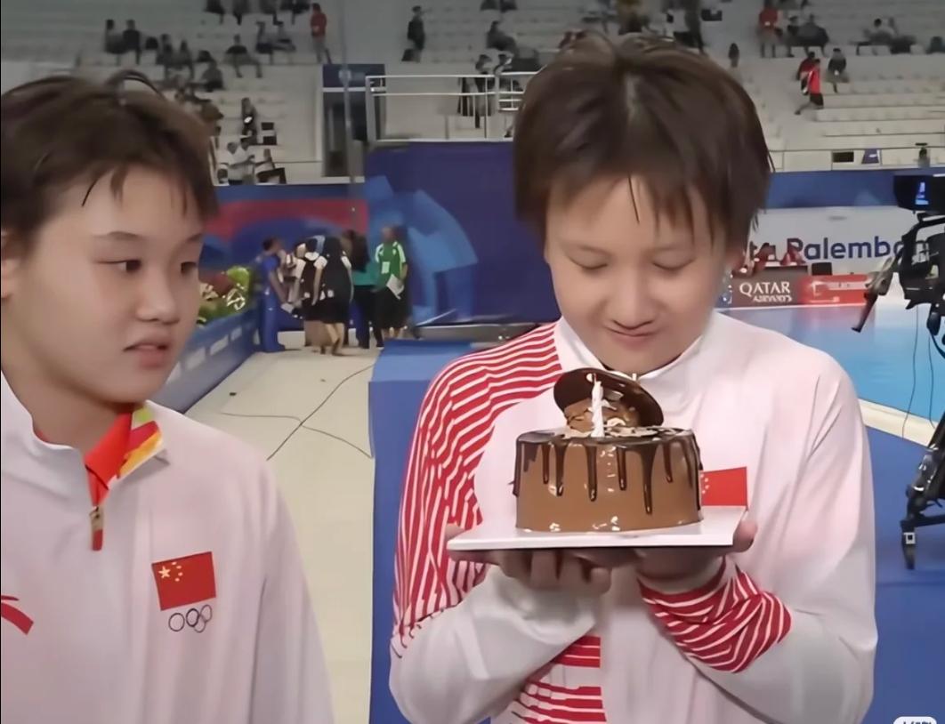 可怜的张家齐看着队友拿着生日蛋糕许愿，眼里都是对队友过生日能吃蛋糕的羡慕，而自己