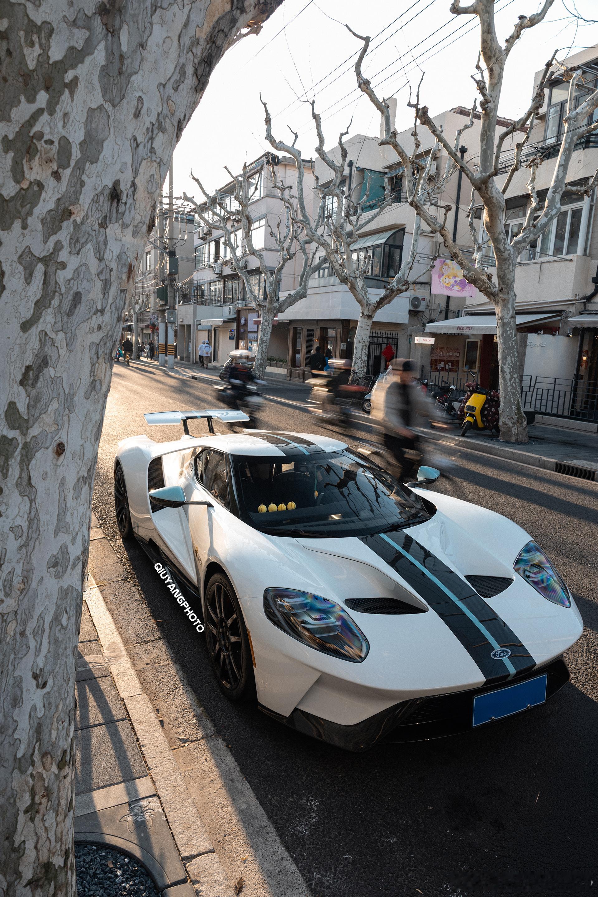 Ford GT cars01豪车拍全民拍车 梧桐区干净的街景与柔和的冬日阳光，怎