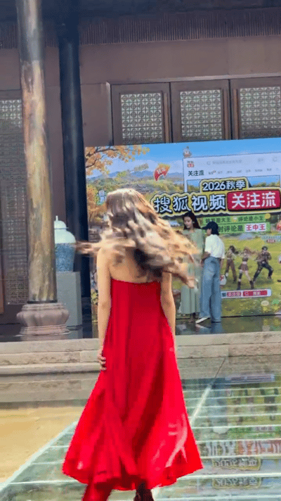 李梦反应能力李梦差点摔了 好险啊！李梦拍照差点摔，第一时间稳住自己，优雅没有被打