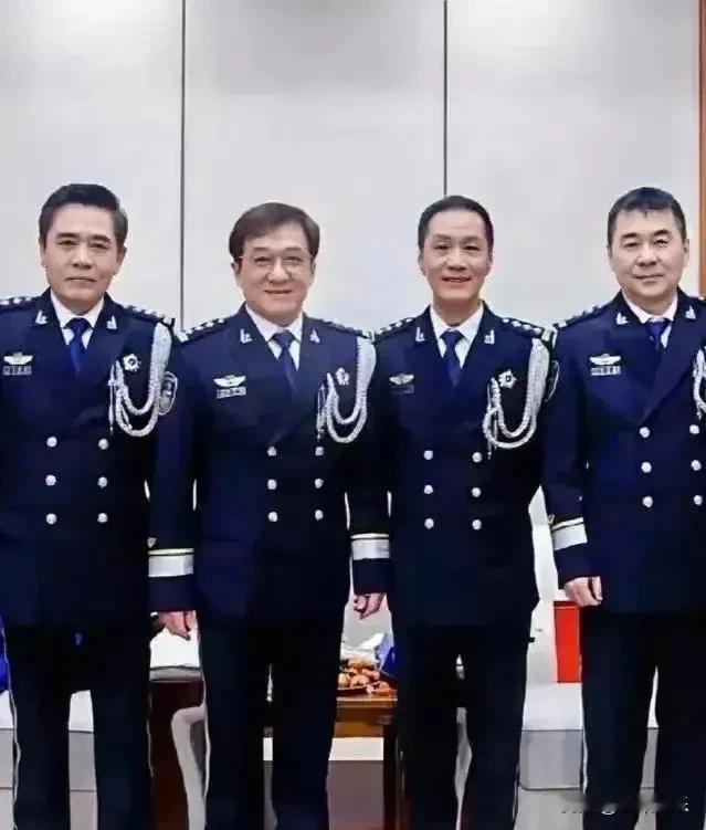 #四大实力演员警服合影，谁最像警察难分高下#

在这张珍贵的合影中，陈宝国、成龙