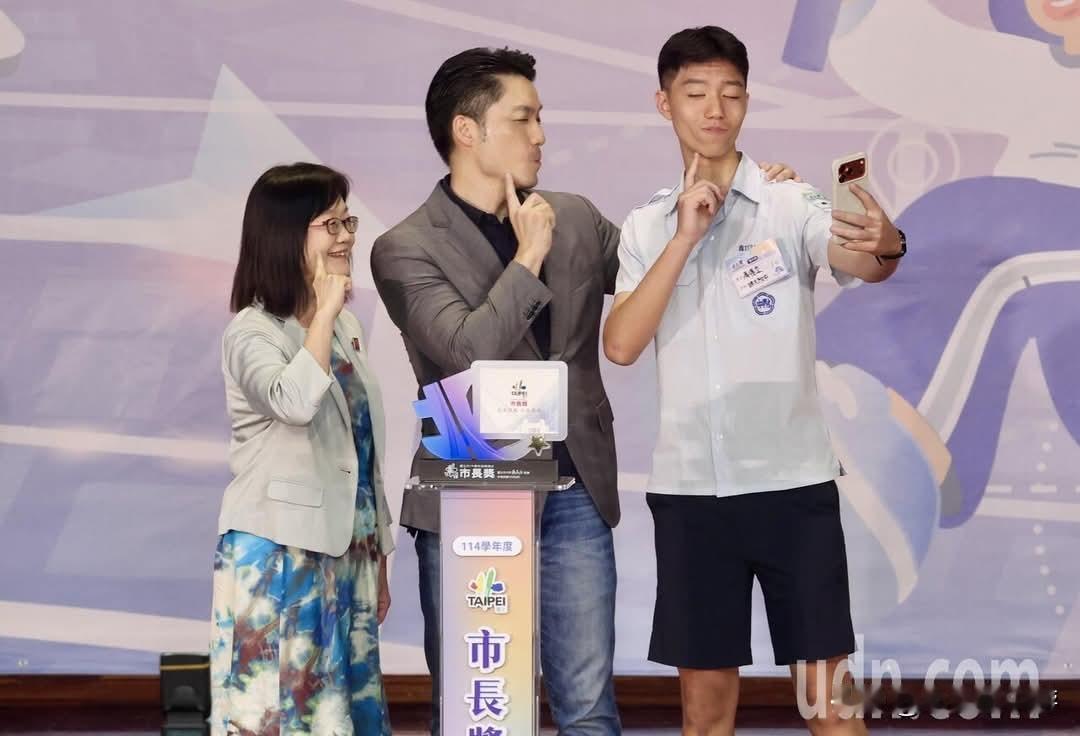 亲手为儿子颁发市长奖！
 
父子互动超有爱！蒋得立斩获市长奖，中国台湾地区台北市
