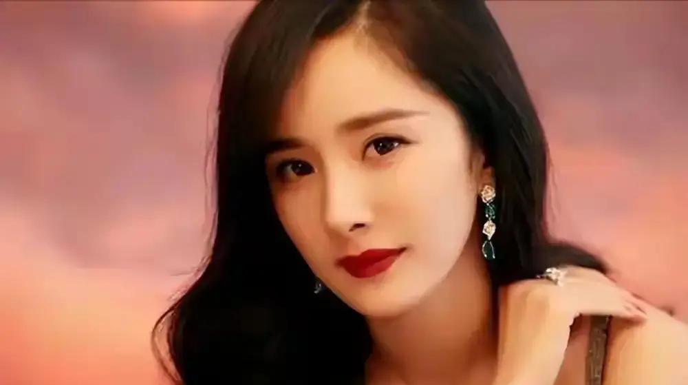 杨幂自曝：开机前被踢出剧组，不是因为身体，而是撞上了娱乐圈最硬的那堵墙——“关系