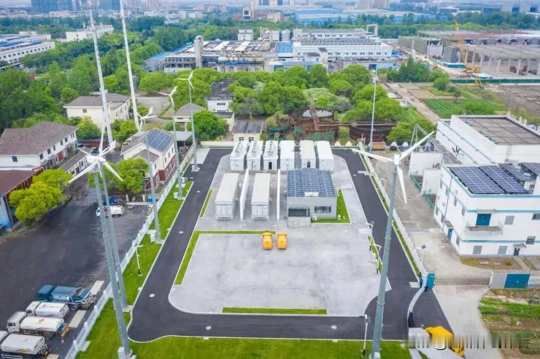 新型智能电网落地生根，为绿色能源发展筑牢长远根基
 
双碳目标推进节奏持续加快，