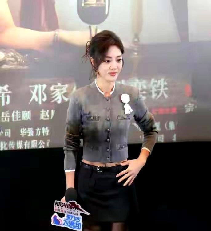 我52岁的客户用黑丝劈开了董事会。
水晶甲在提案书上敲出最后一个句号，满屋子的年