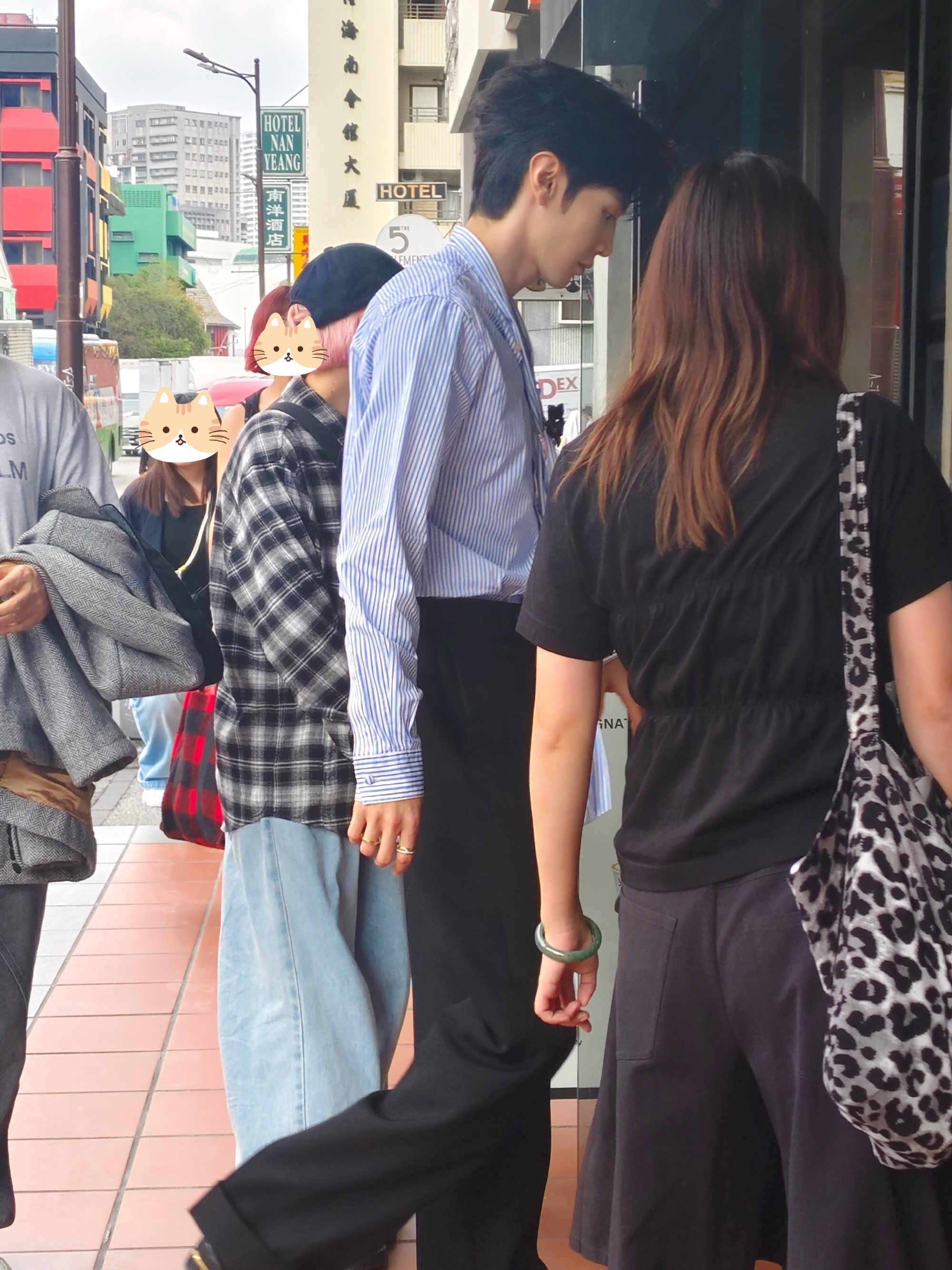 网友在马来西亚偶遇陈哲远 网友在马来西亚偶遇陈哲远，好优越的比例！！