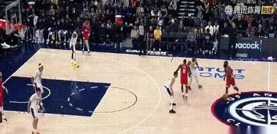 哈登开场就扔，唰！詹姆斯脸被抽得啪啪响。
 
老詹想还一个，没进，尴尬。
 
“