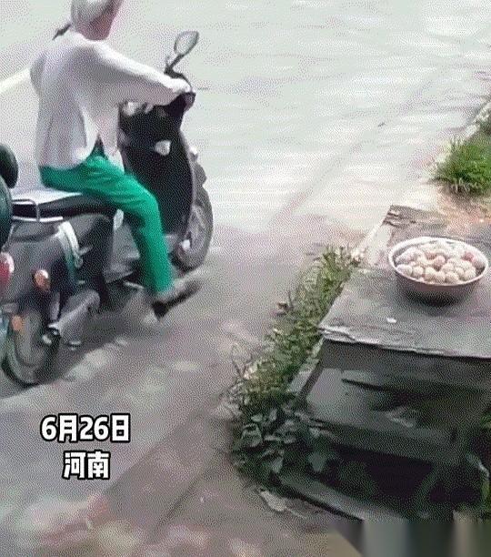 监控画面里，这辆电动车猛地刹在路边。前一秒，车上的女人还在左顾右盼；下一秒，她已