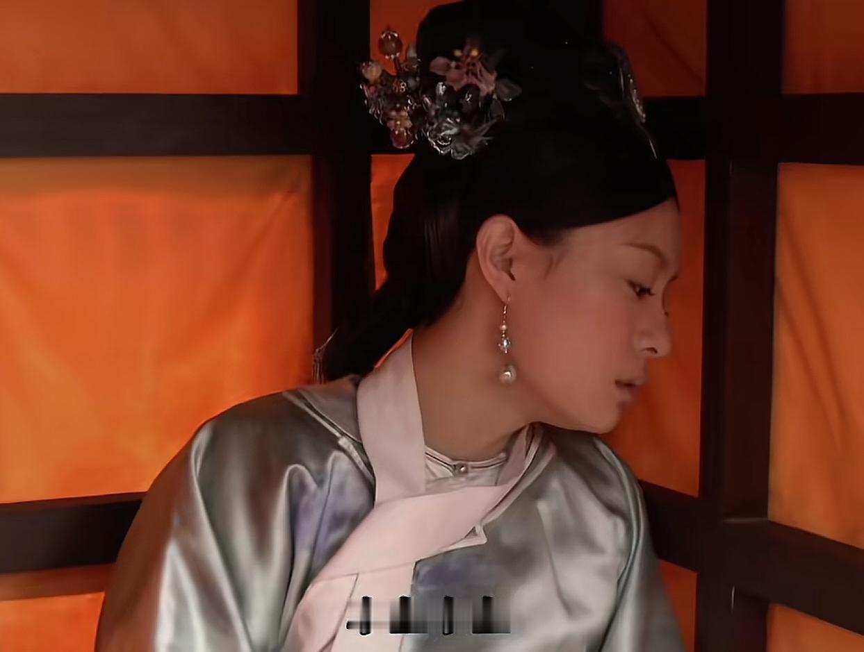 甄嬛坐轿子回宫这里竟然是睁着眼睛的 ​​​