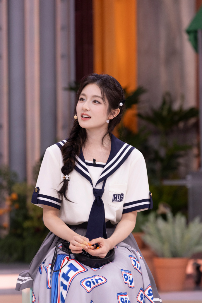 李兰迪学院风水手服李兰迪水手服 李兰迪你好星期六学院风水手服造型美晕我了，侧编麻