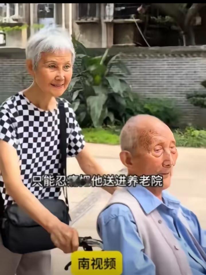 四川南充，78岁的女儿把104岁的父亲送到养老院，女儿流着眼泪，愧疚的说：