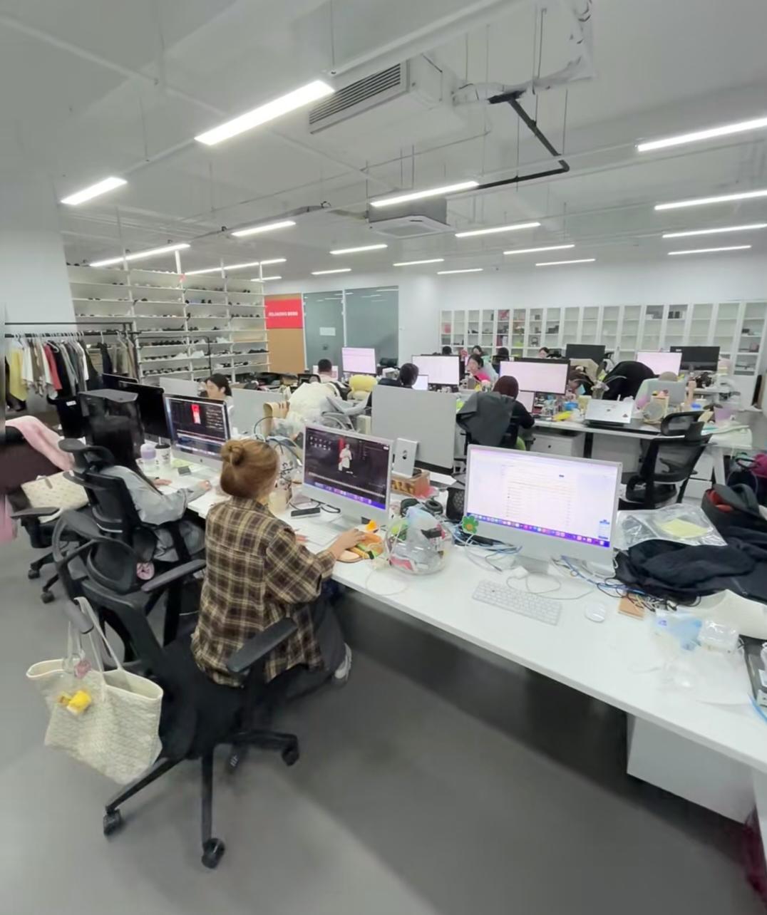 为什么唯独咱们中国，电商彻底干趴了实体店？
同样的东西，网上200，商场500你