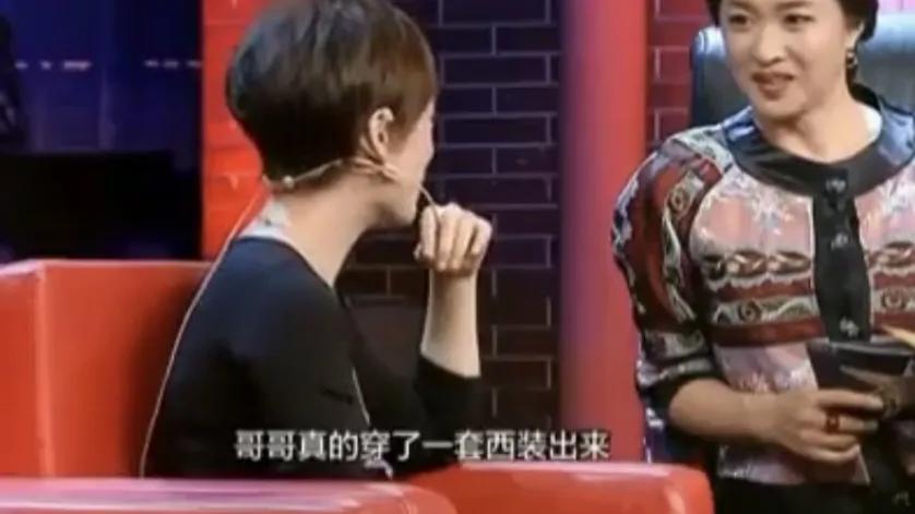 孙俪坦言邓超有仪式感，说：“比如结婚纪念日，然后那天正好他要请我出去吃饭，他定了