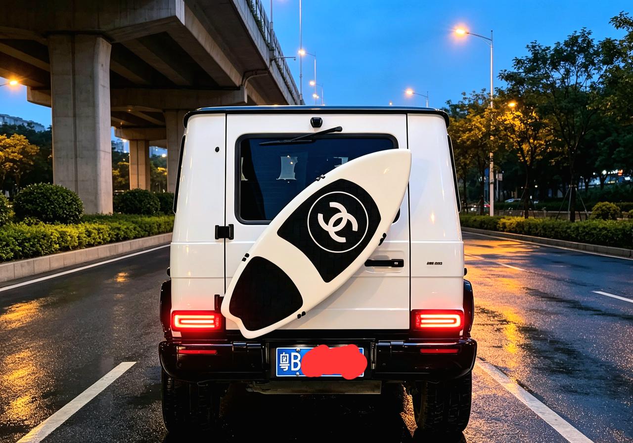 这个版本除了4X4平方以外，也出过没有备胎的版本。后面后挂的是活口，可以挂别的东