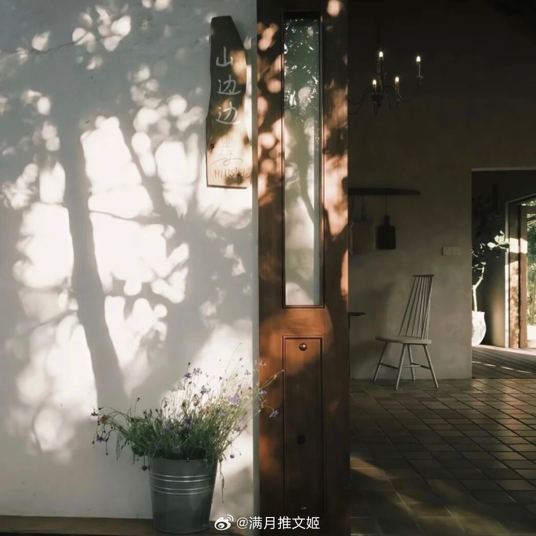 一个更热情更短暂的夏天开始了。这些炎热白日虽然漫长，却如旗帜般燃烧，在熊熊火炸中