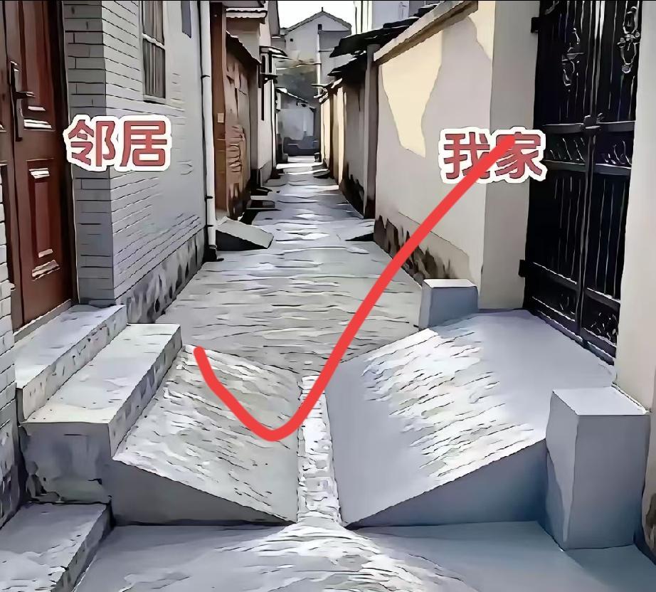 这不是防水，这是把邻里关系修成了“对刺”。巷子里两家人，门口各起一个斜坡，尖角对