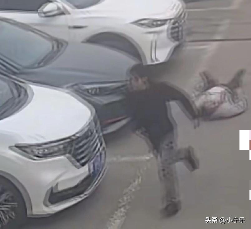 近日，天津一36岁男子在宁河区医院内突发心源性猝死晕倒，一旁的男子立即飞奔向医护