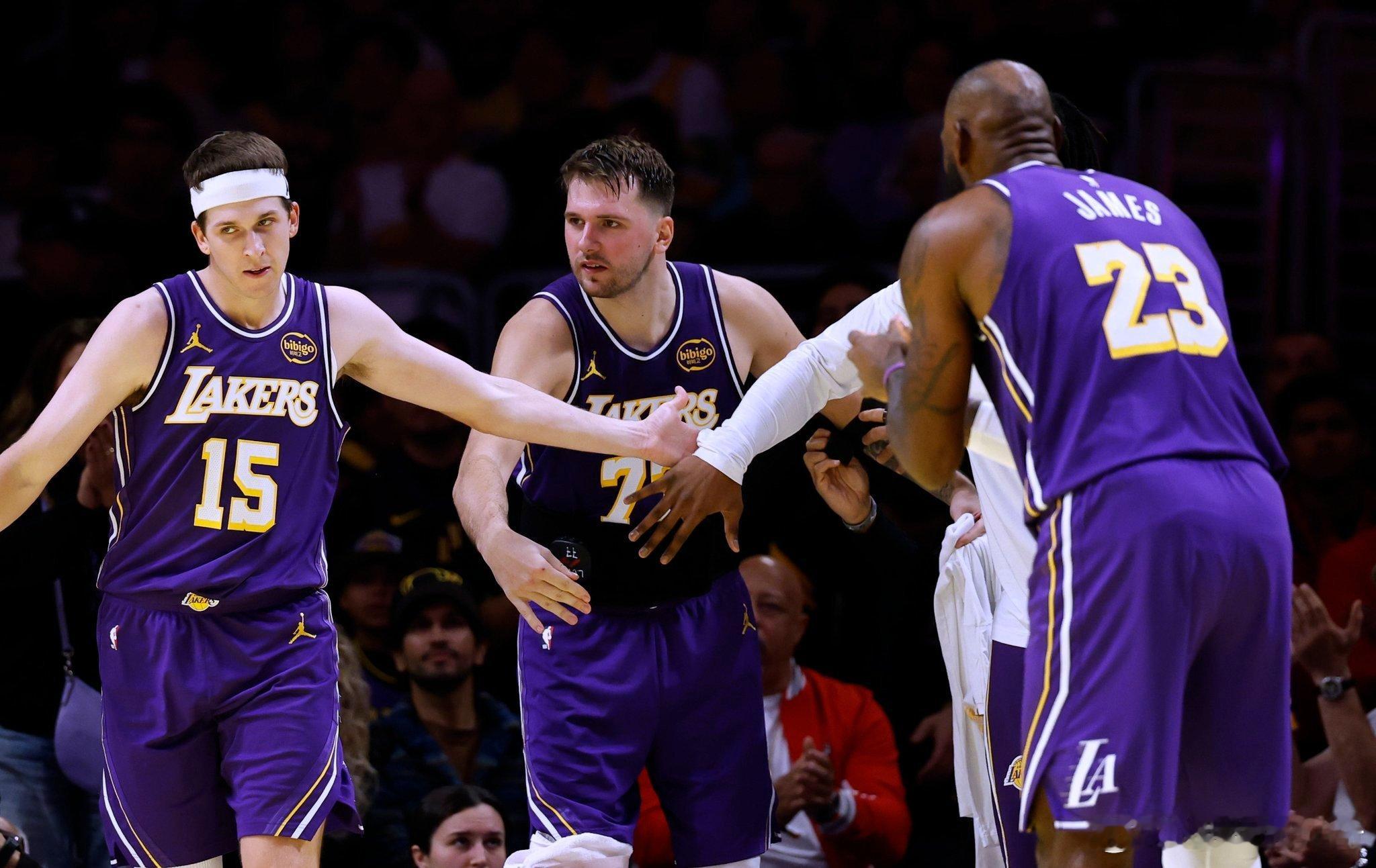 东契奇谈里夫斯：：“他整个赛季都表现得非常出色，给了我很多帮助。能和他一起并肩作