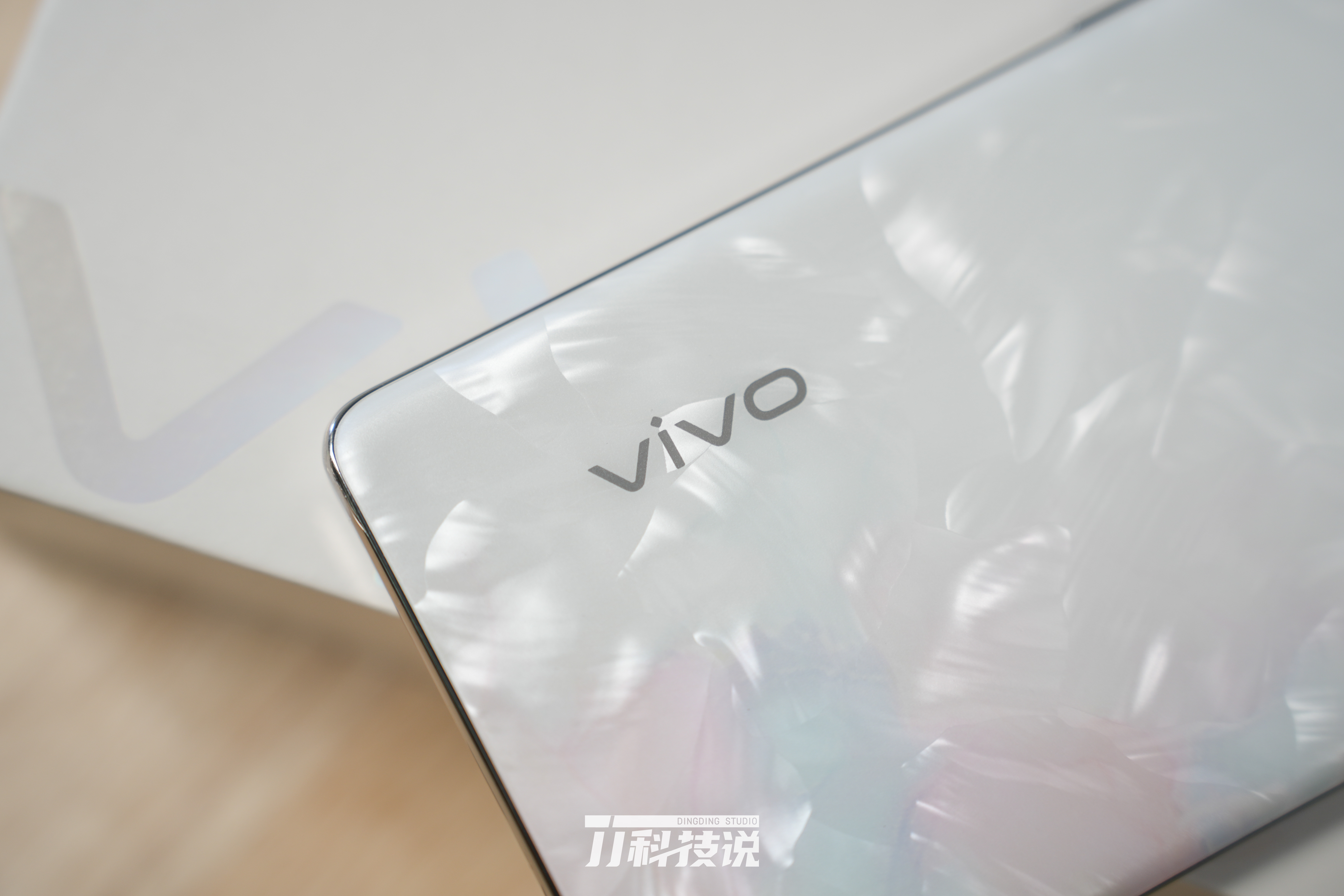 别看vivo Y200的机身如此轻薄，实际上它搭载6000mAh大电池+80W远