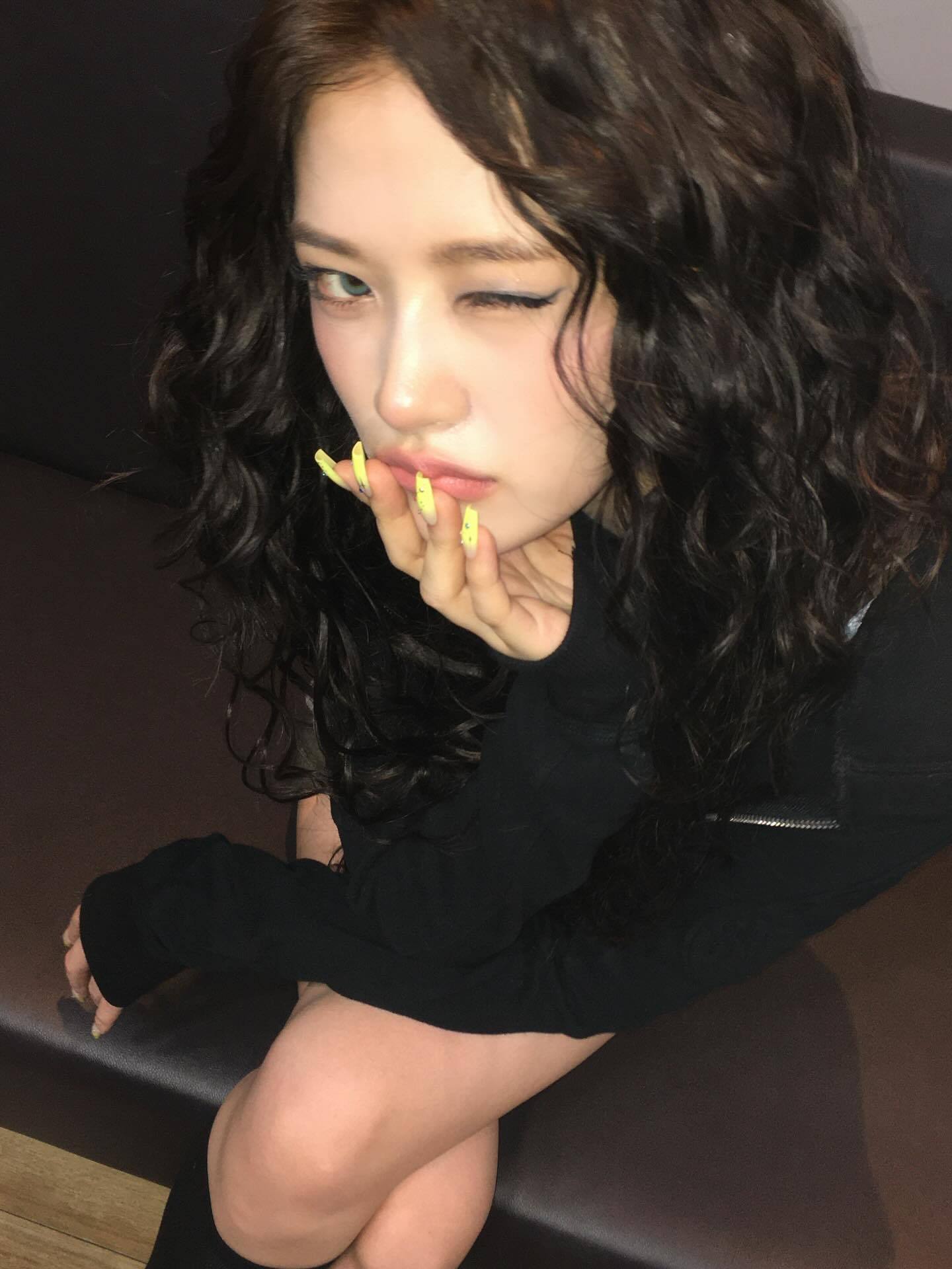 IVE安宥真ins(Chocolate curls🍫🌀) 