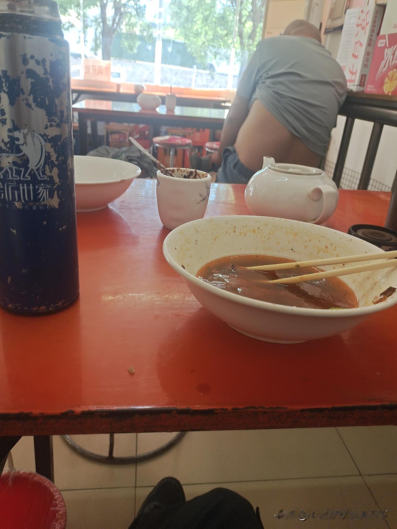 中年男人的苦,有谁懂? 
不结婚，不买房。找份轻松工作的男人躺平我可以理解！
可