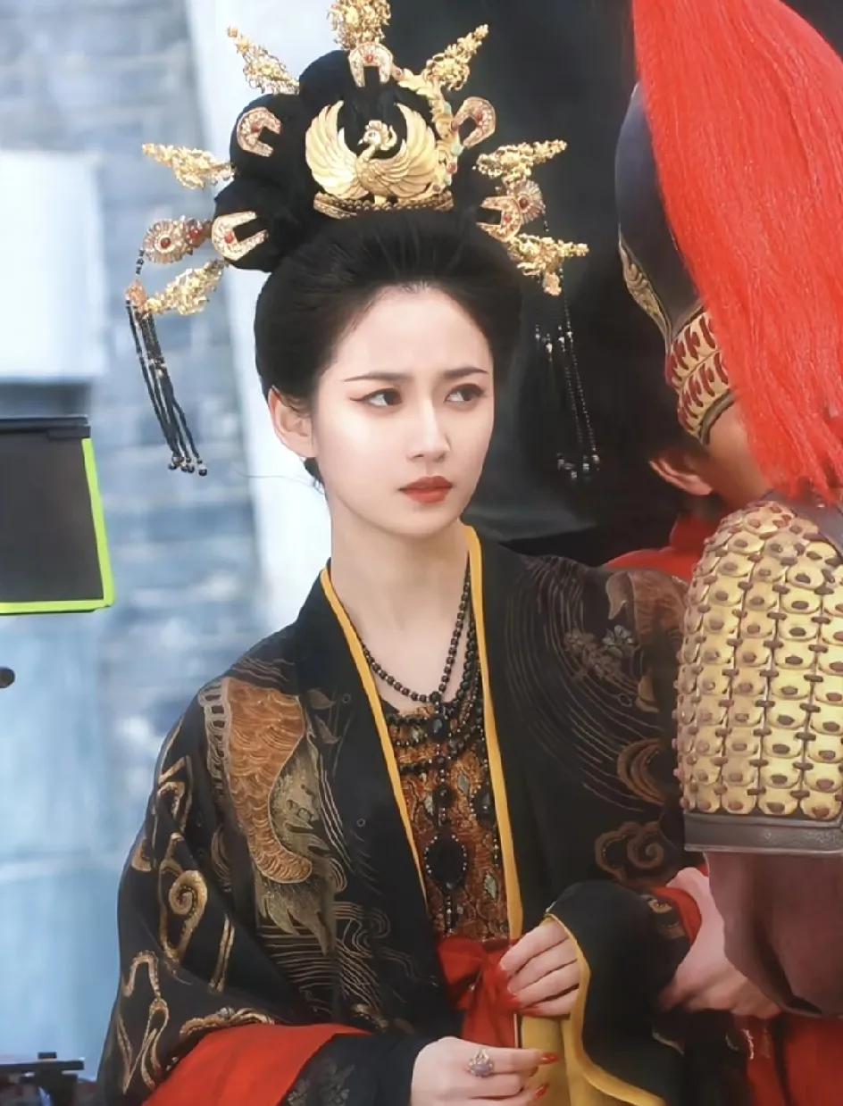 于正又捧陈钰琪了，我闺蜜说，陈钰琪扶不起来的，浪费资源。
但是女演员演戏就可以了