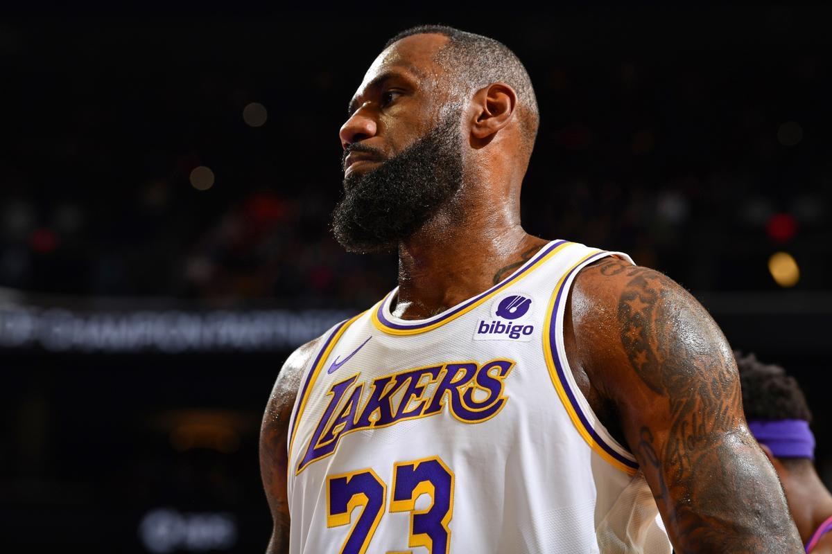 四旬老汉詹姆斯正式登顶历史第一！
 
洛杉矶湖人队在奥兰多魔术的主场打完一场常规