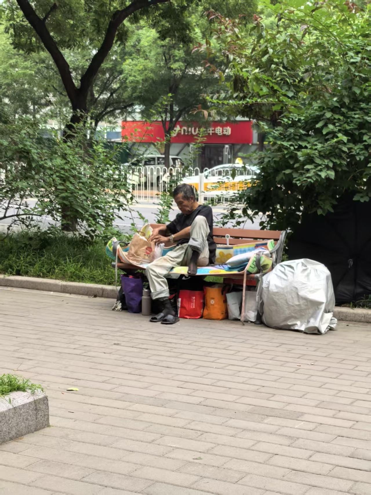 北京也有流浪汉，最近家附近小公园躺椅住了一人，已经1个多月了，东西越来越多了，这