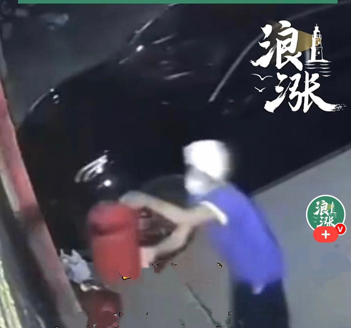 河南南阳，一男子开了家洗车店，生意蒸蒸日上，可这时候却被两个老人逼得停业了。老人