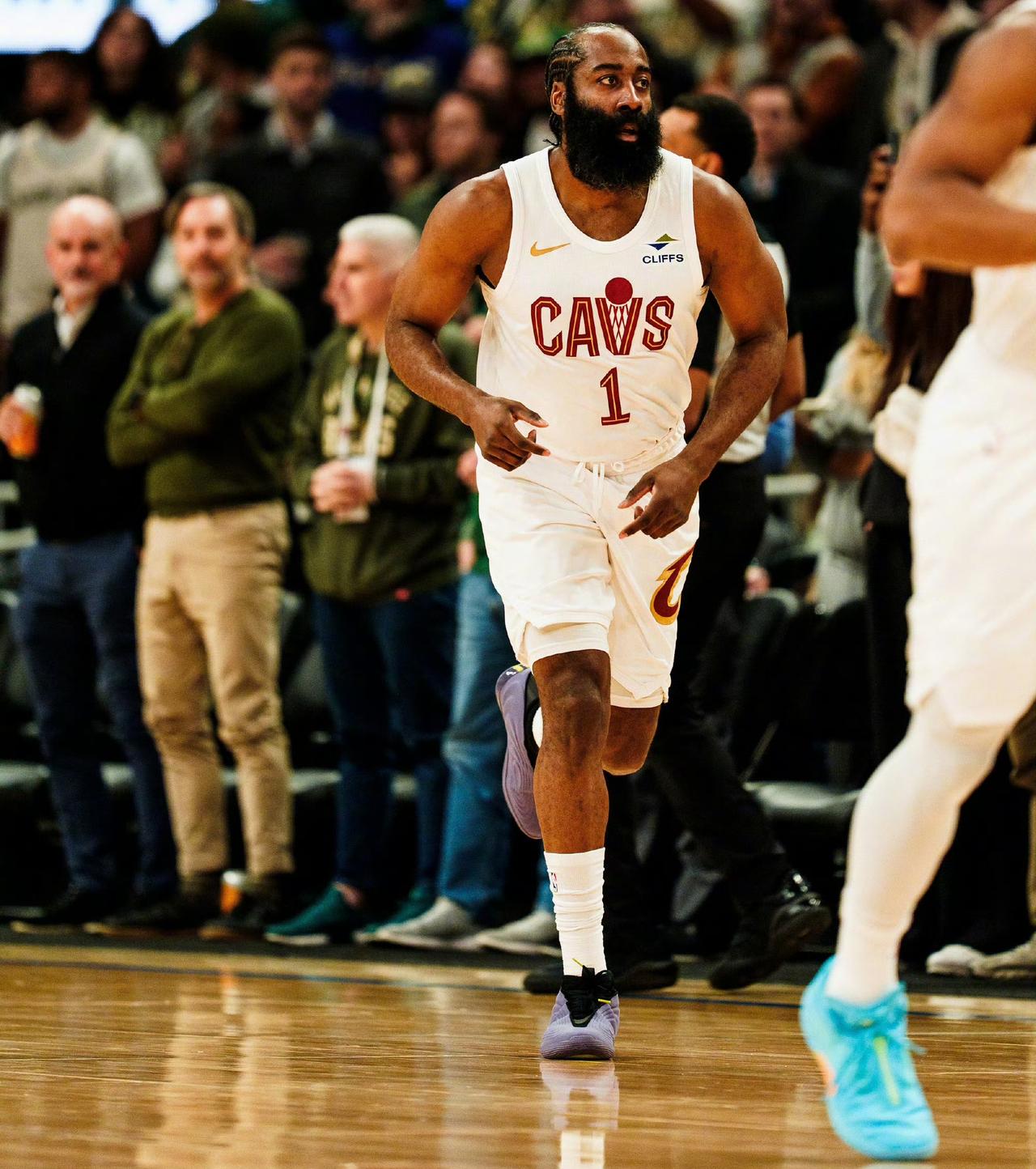 拒绝爆冷！终究还是哈登拯救了骑士
面对没有字母哥的雄鹿，骑士本场打得并不好，外线