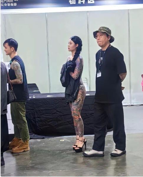 这是纹身啊还是皮裤啊？ 