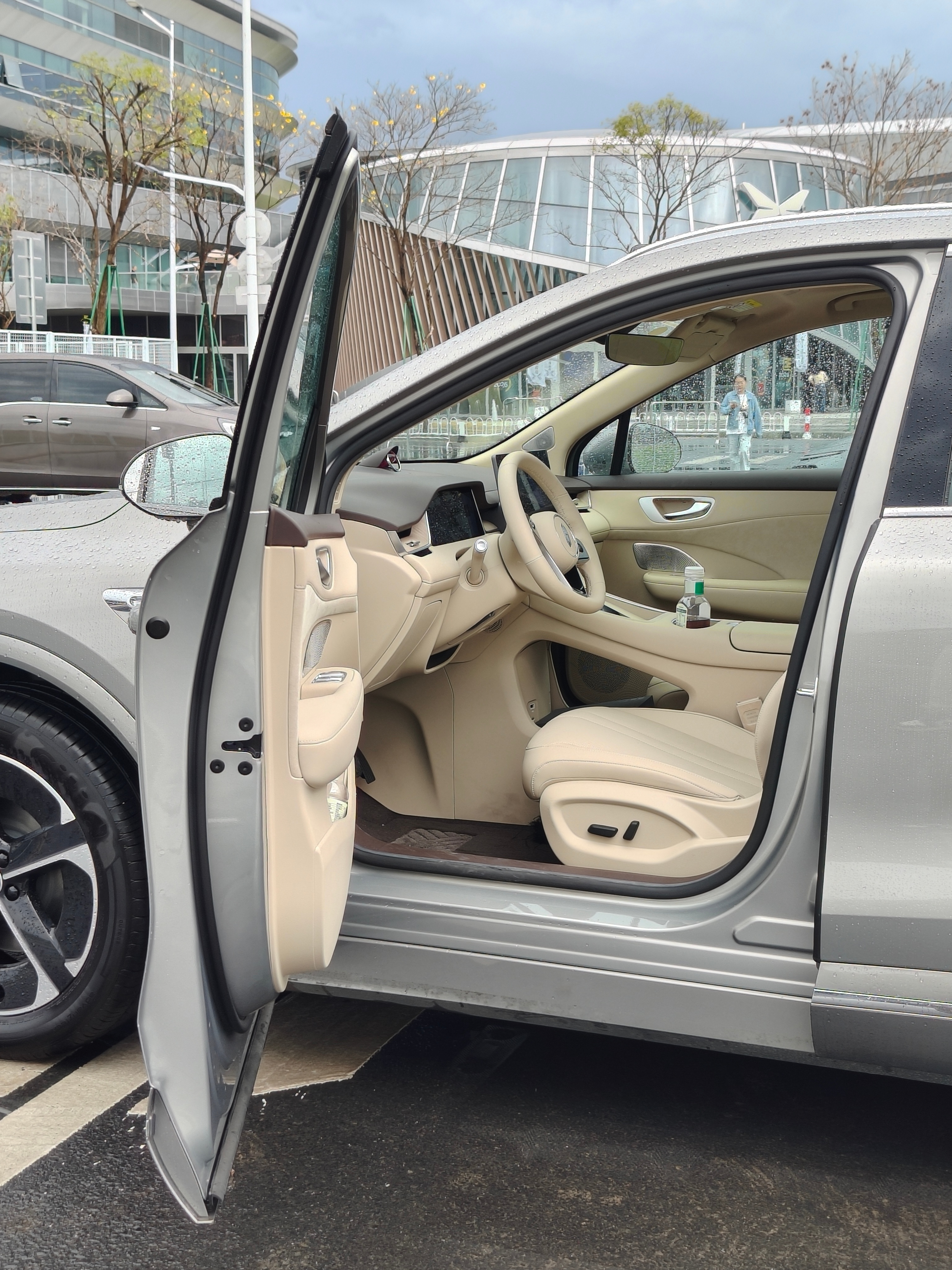 尚界H5用的全包式车门，在这个价位还是不多见的，全包式对工艺的要求高，做不好就是